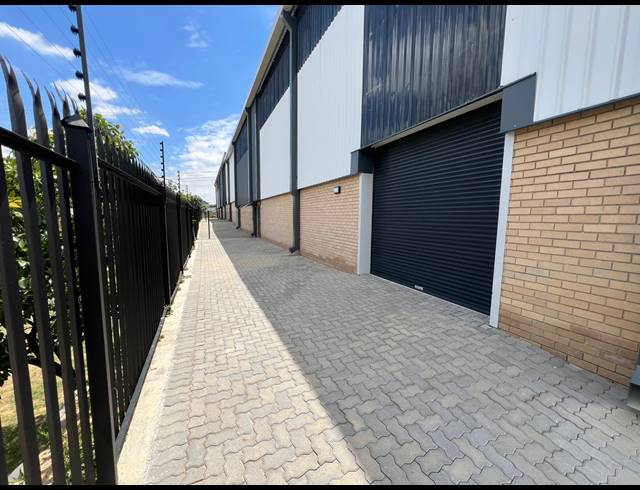 571M² WAREHOUSE TO LET IN SAMRAND BUSINESS PARK